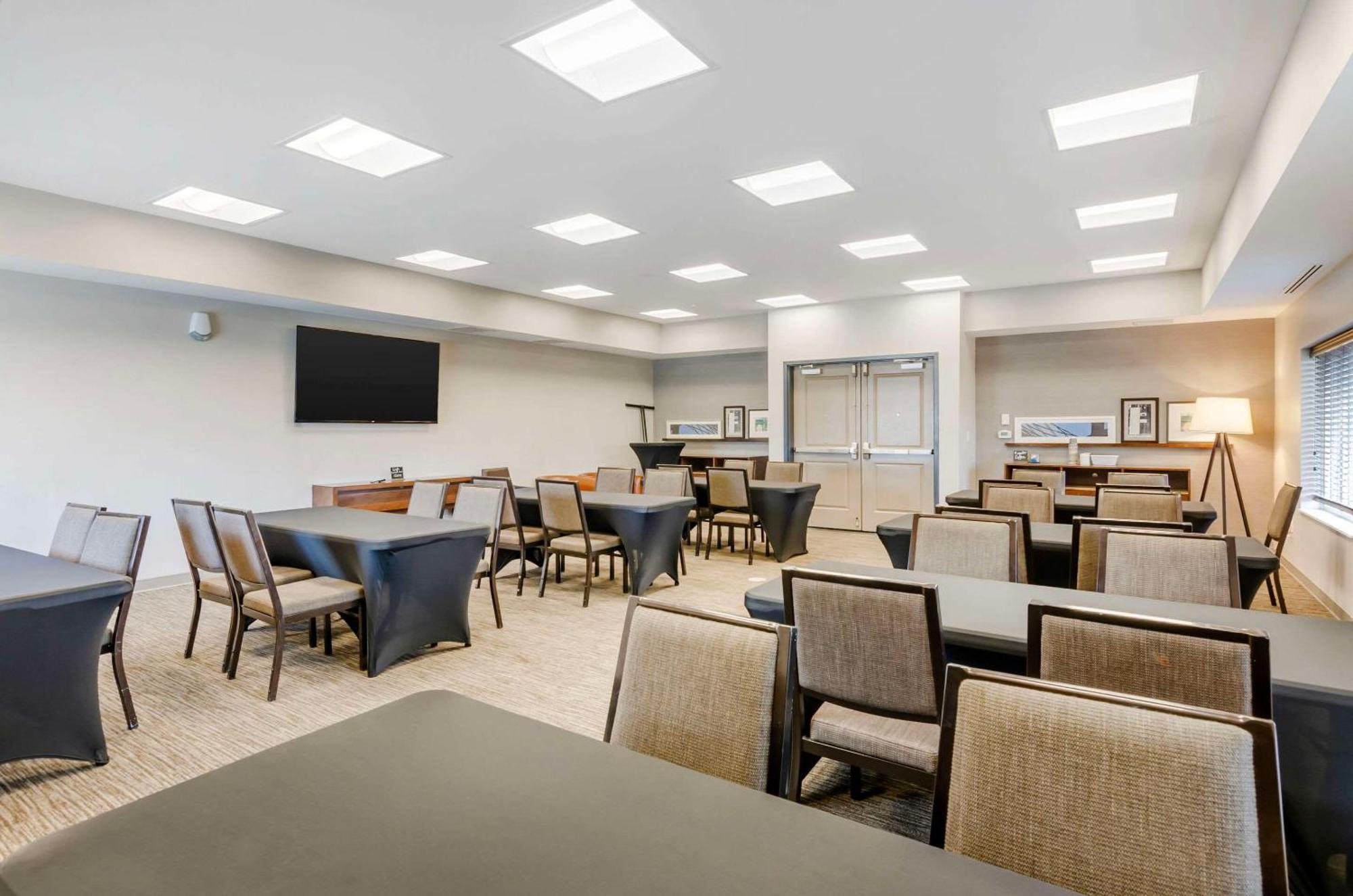 Country & By Radisson, Charlottesville-uva, Va Hotel